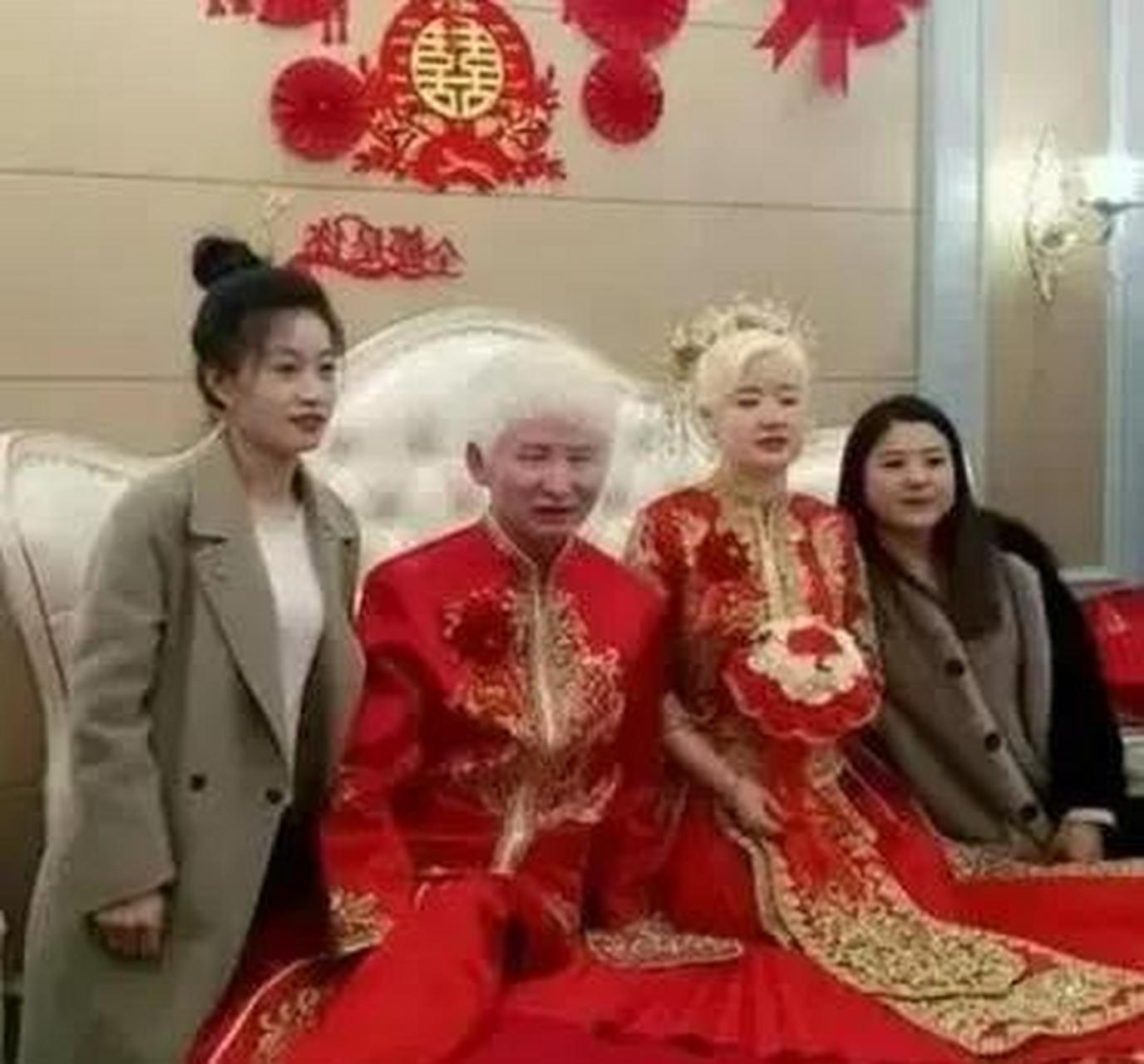 新郎新娘都是白化病,以这种方式白头偕老了.