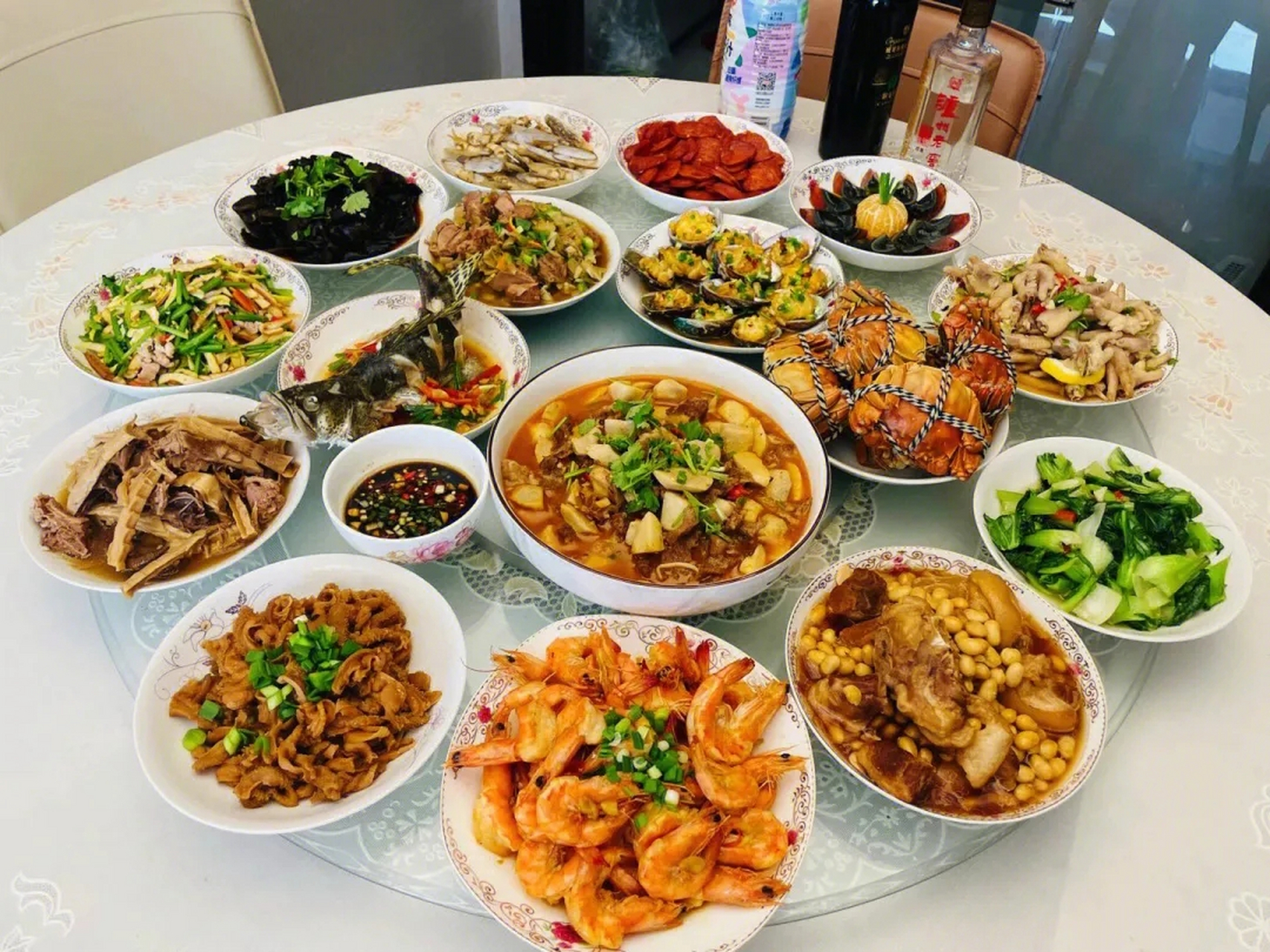 图一,湖南朋友请客吃饭 图二,四川朋友请客吃饭 图三,浙江朋友请客