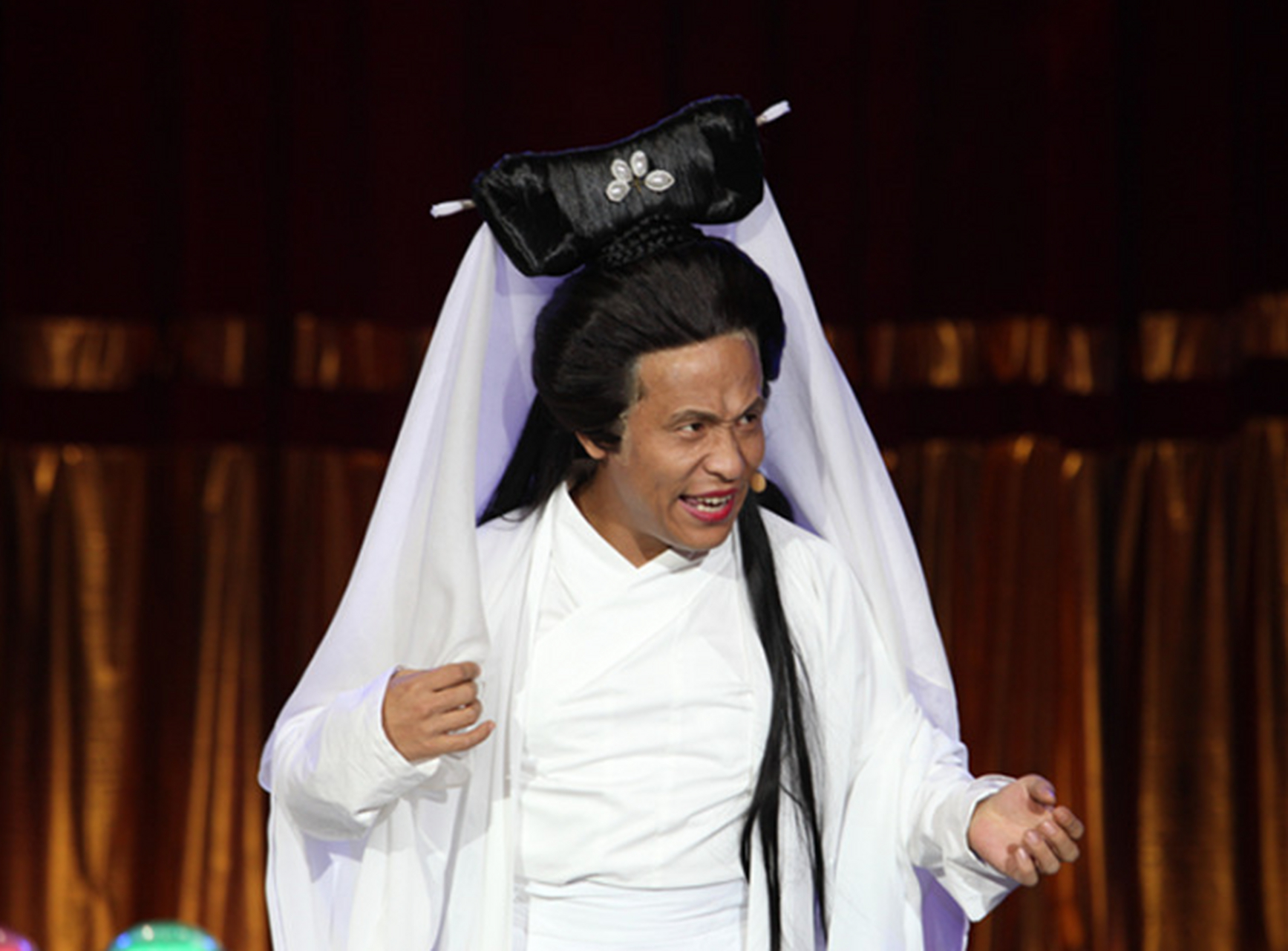 宋小宝登上了辽宁春晚舞台,凭借着和师傅赵本山合作表演的小品《相亲