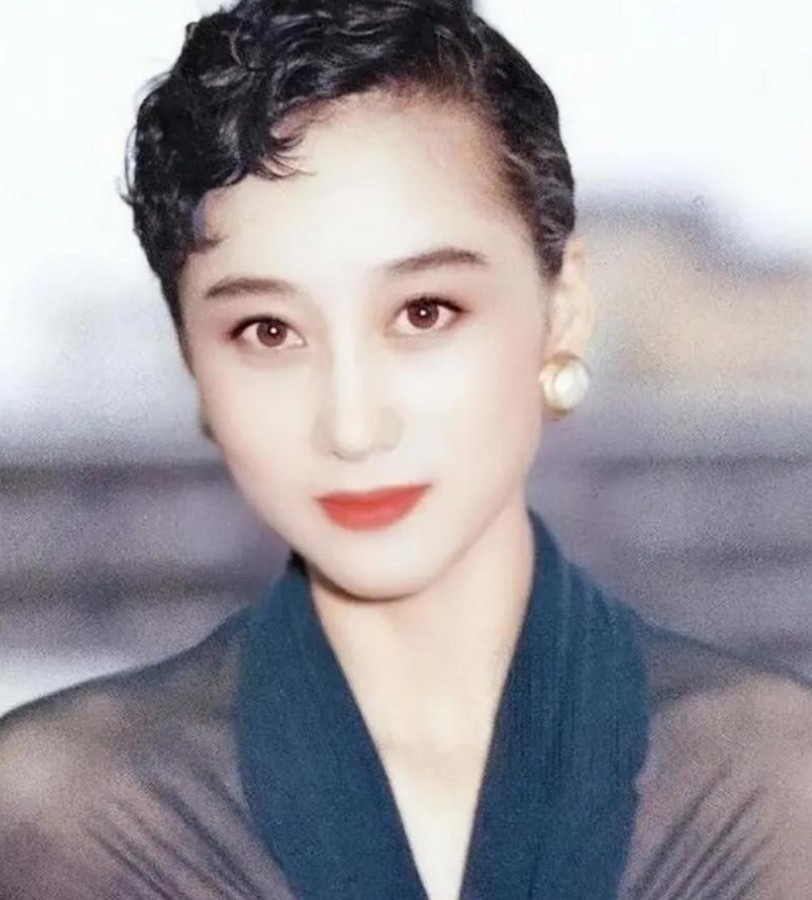 嫁给赌王后,四太梁安琪生下了四个孩子,何超欣是其中最小的一个.