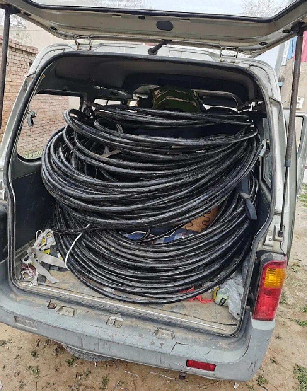 捡了一捆没人要的电线,也不知道值不值钱.