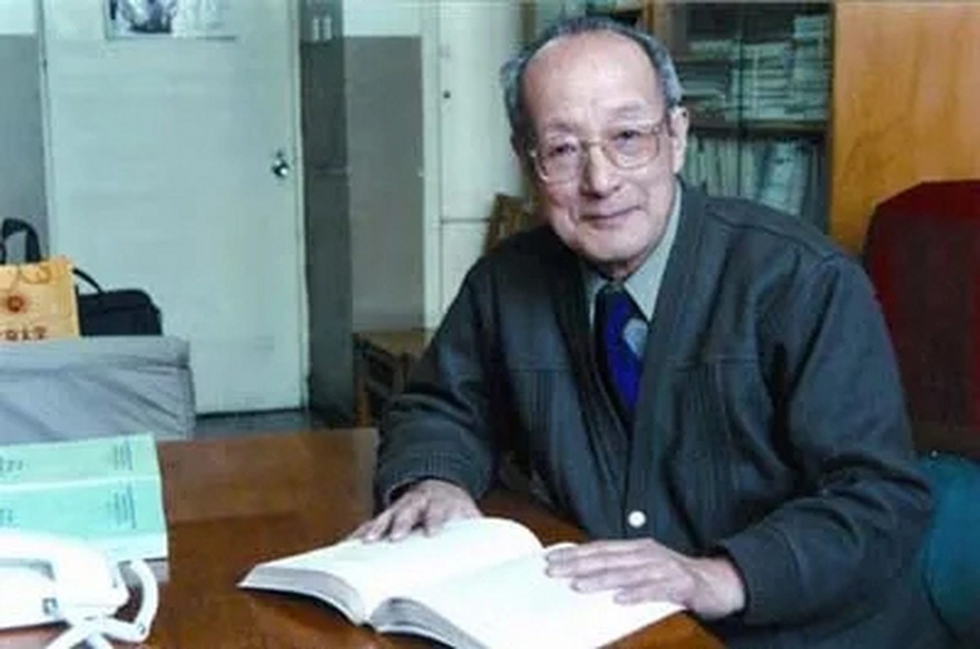 徐光宪1920年出生于浙江绍兴,1951年美国哥伦比亚大学博士毕业后,回到