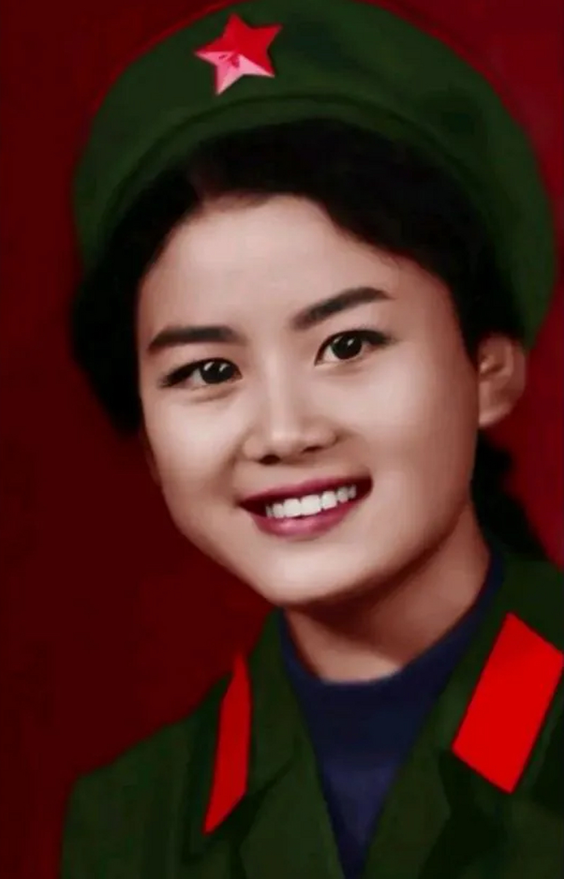 这个穿着65式军装的漂亮女兵名叫李莹,1983年当兵,是陆军第72野战医院