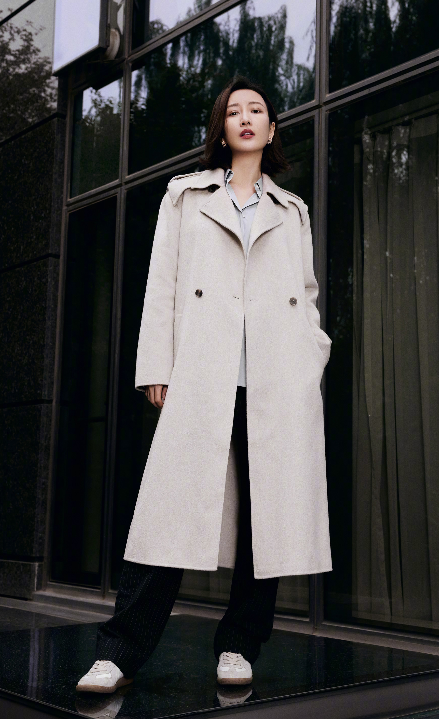 内搭白色衬衫,搭配一条黑色直筒裤,脚上穿双小白鞋,简单清爽又大气