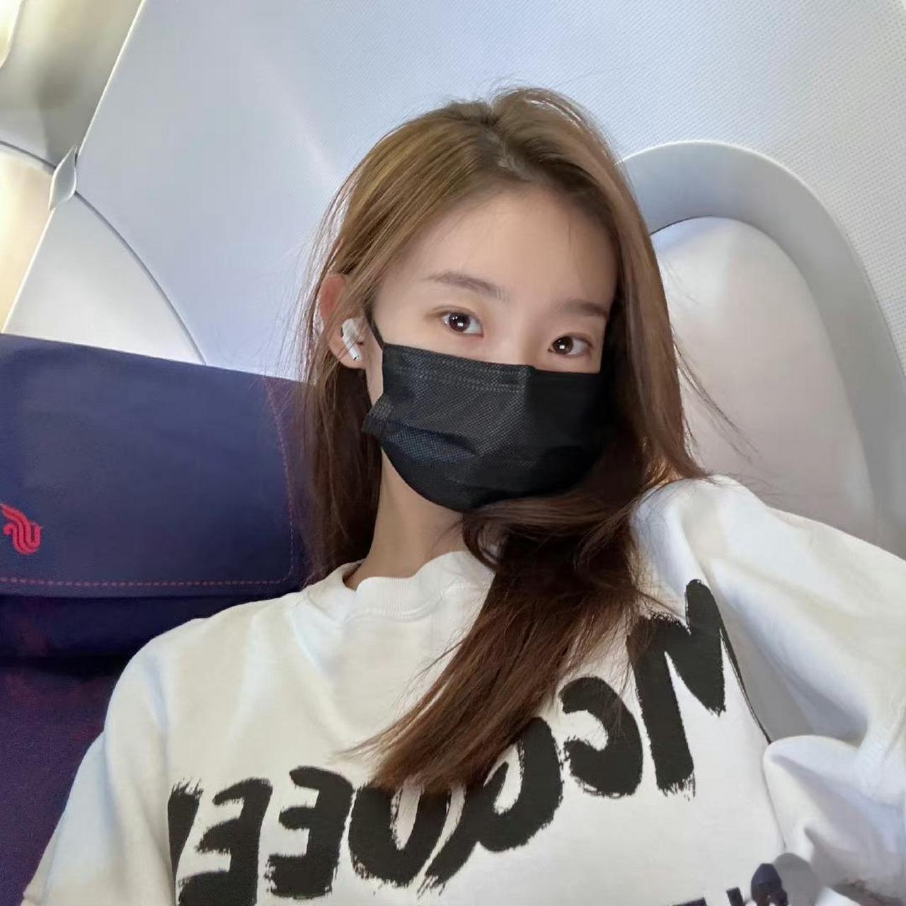 张艺凡晒机内自拍简单白t就很舒适好看,起落平安!