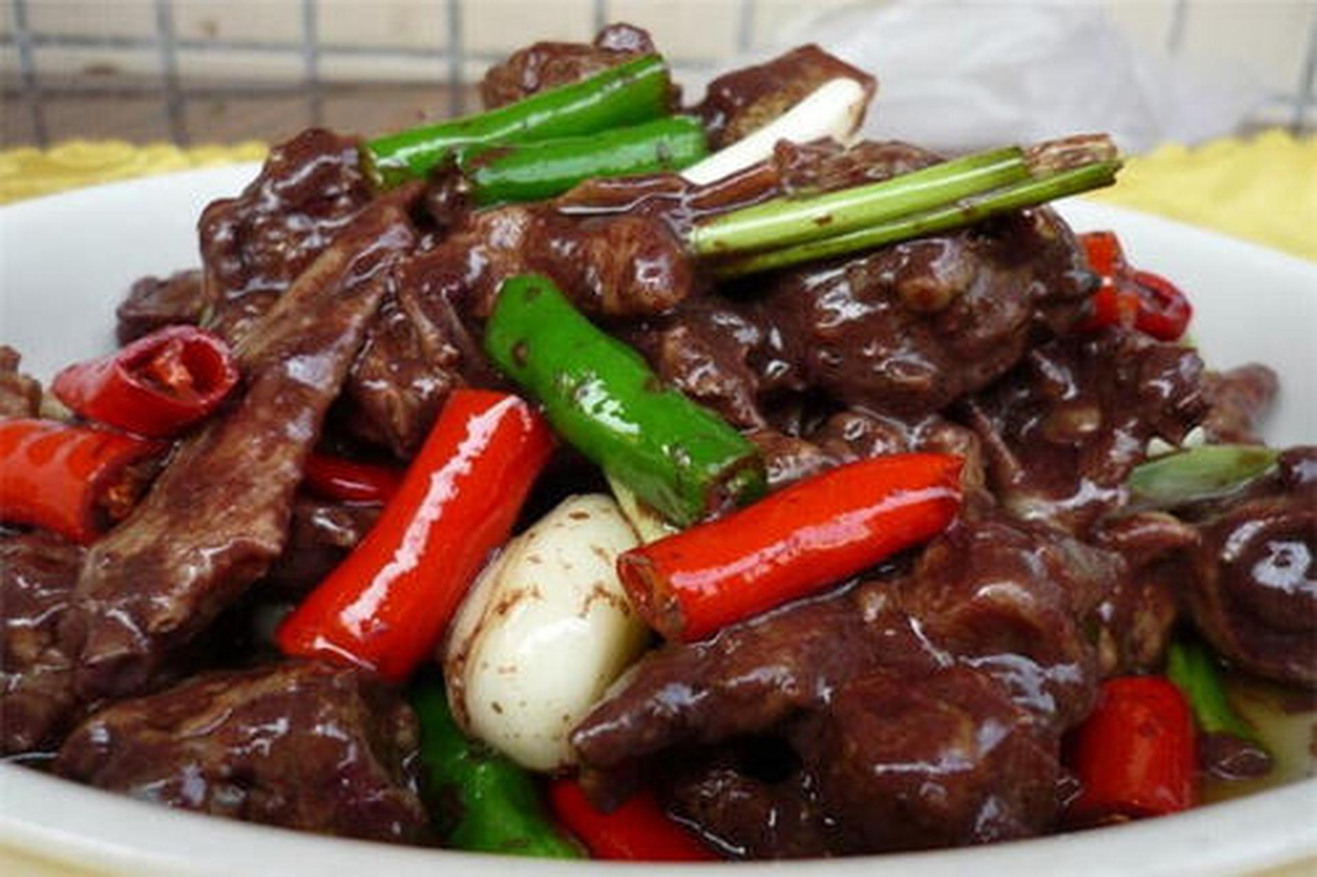 永州血鸭,整道菜的精髓在于血字,下锅炒好后再将生鸭血倒进鸭肉里,给