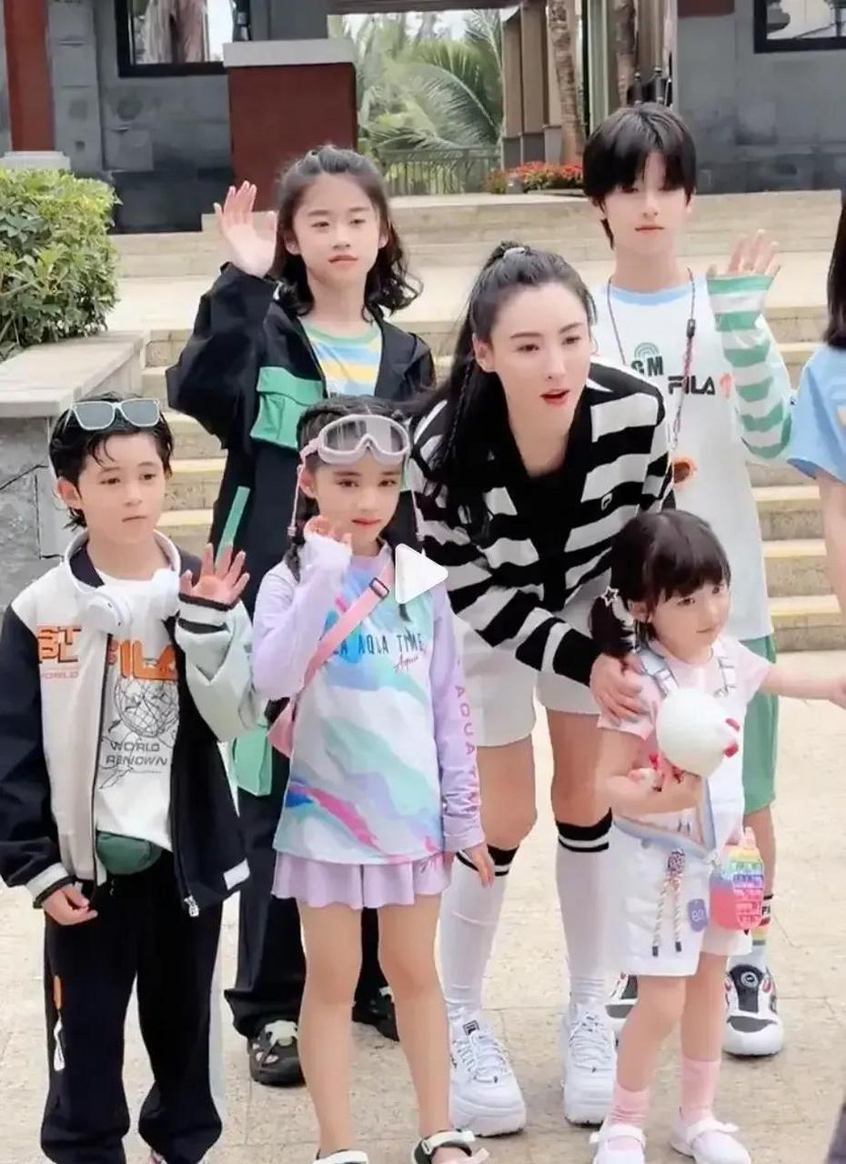 成为谢家成员. 张柏芝三个儿子分别是:谢振轩,谢振南,谢承礼.