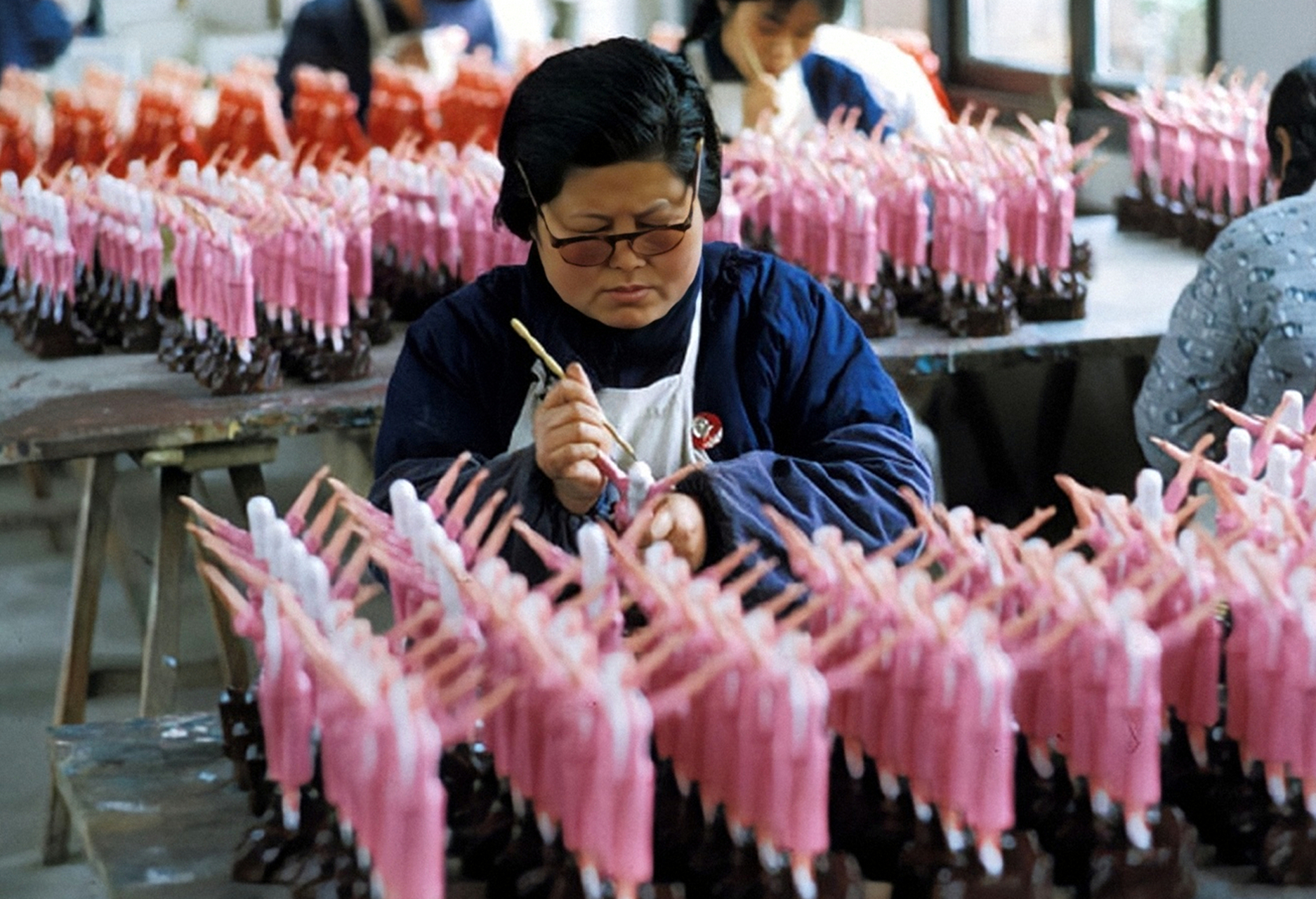 一九七二年,江苏无锡惠山泥人厂里的工匠师傅们正认真细致地制作泥人.