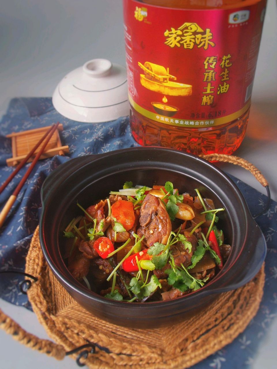 红红火火腊鸭煲 年菜总少不了风干腌制的腊货,一锅温暖,一锅红火 红红