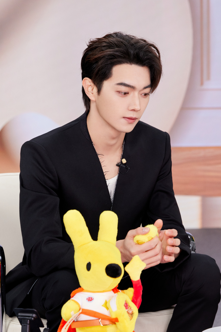 许凯今日直播造型来了,请评价#金秋图文动态创作节# ~~~soso今天吃