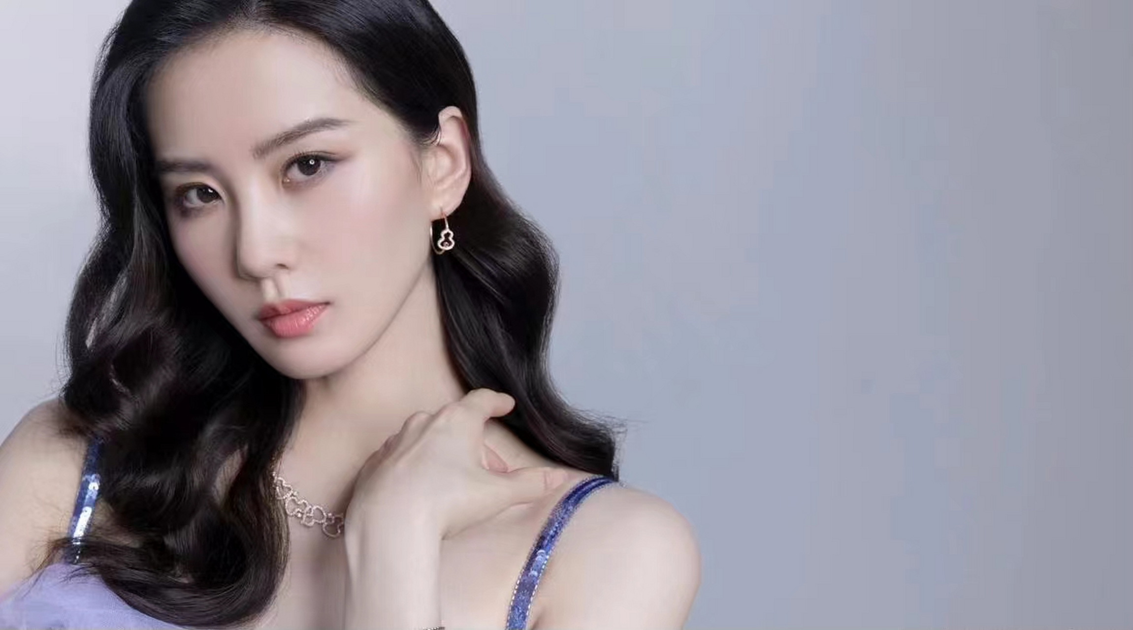 气质美女刘诗诗,她的仪态真的好优雅,一颦一笑都美丽大方