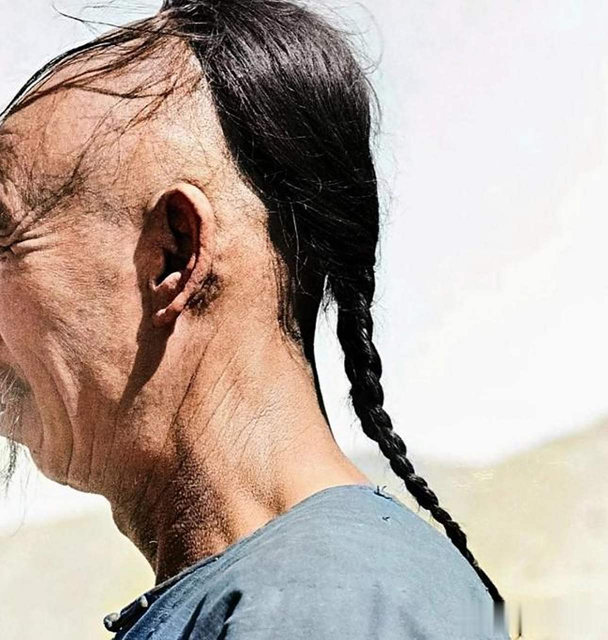 别给清宫剧中那些古装男神们骗了,在清朝,男人的辫子又短又丑,由于