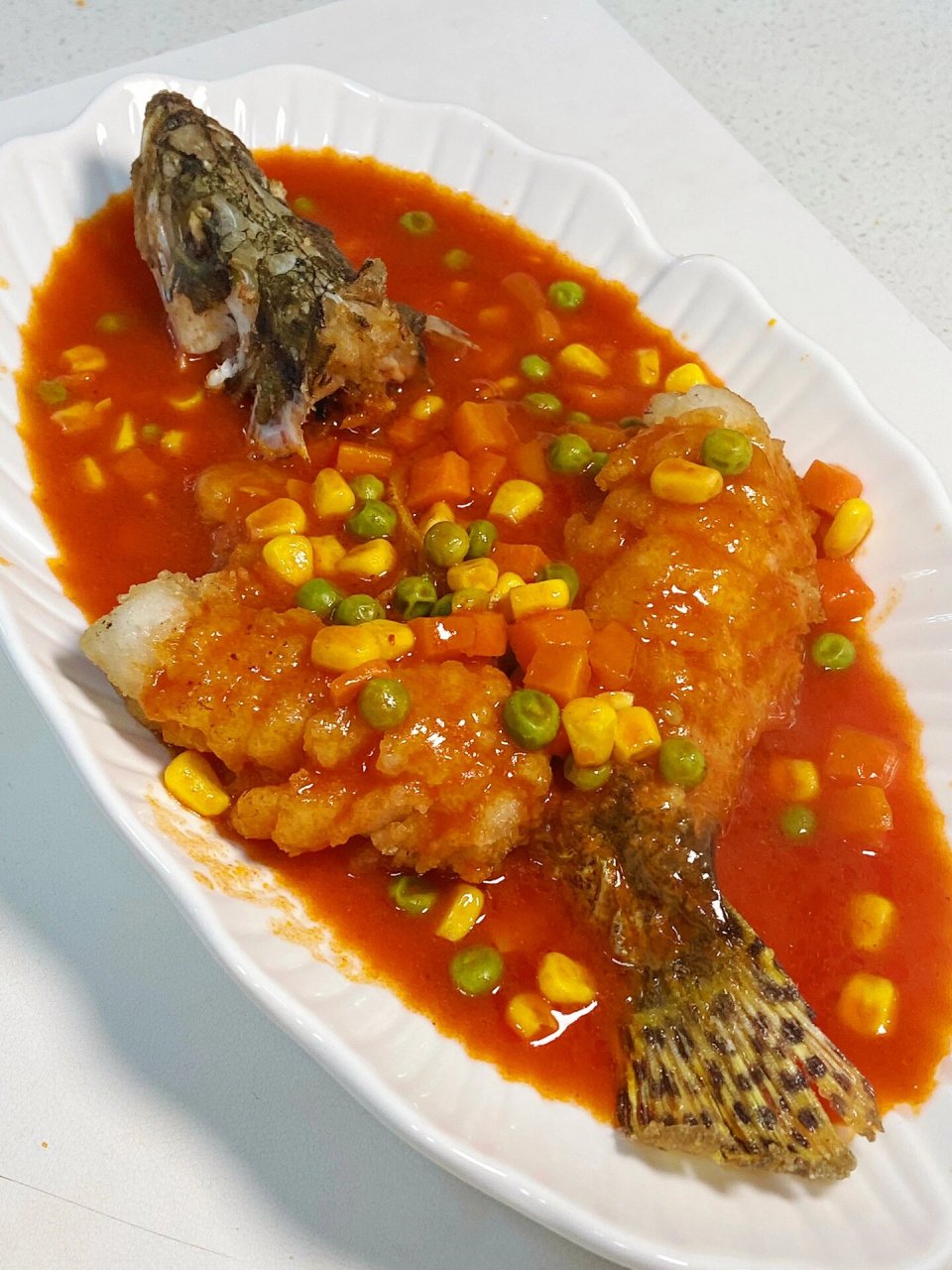 家庭版松鼠桂鱼来啦~金黄的色泽,酸甜味美的酱汁搭配外酥里嫩的鱼肉