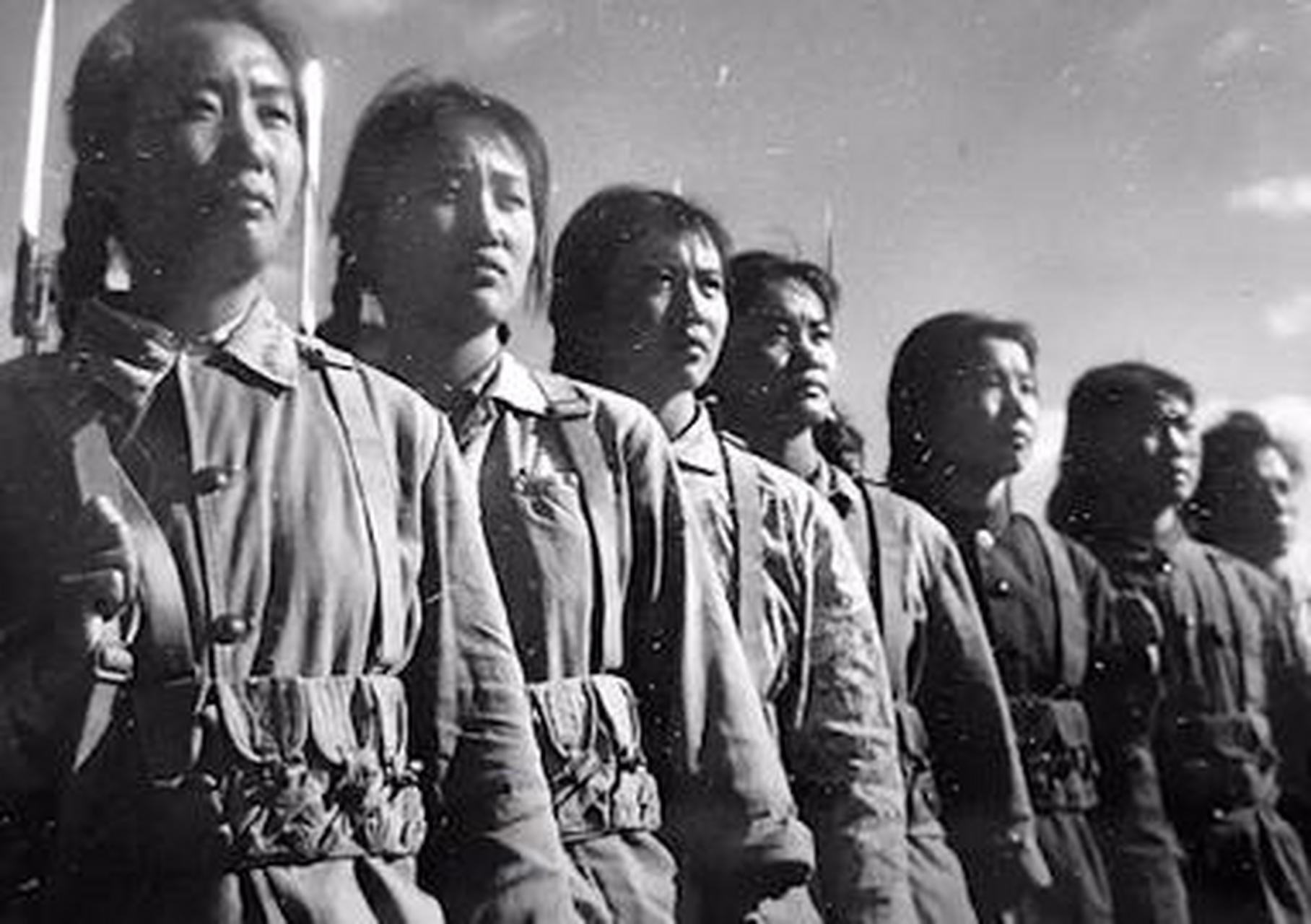 上世纪70年代,一组英姿飒爽的女兵照片,她们个个都是保家卫国的战士