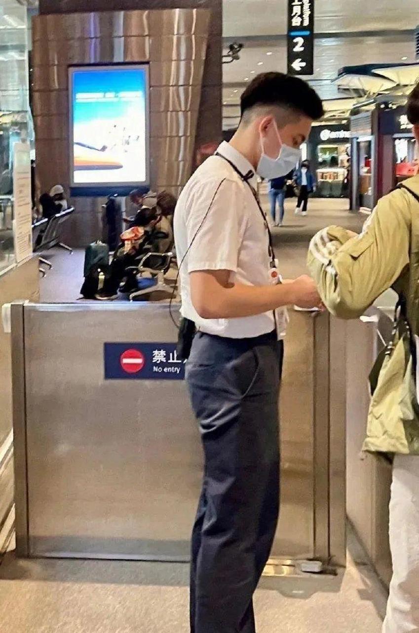 网友:帅气地铁检票员. #趣图搞笑