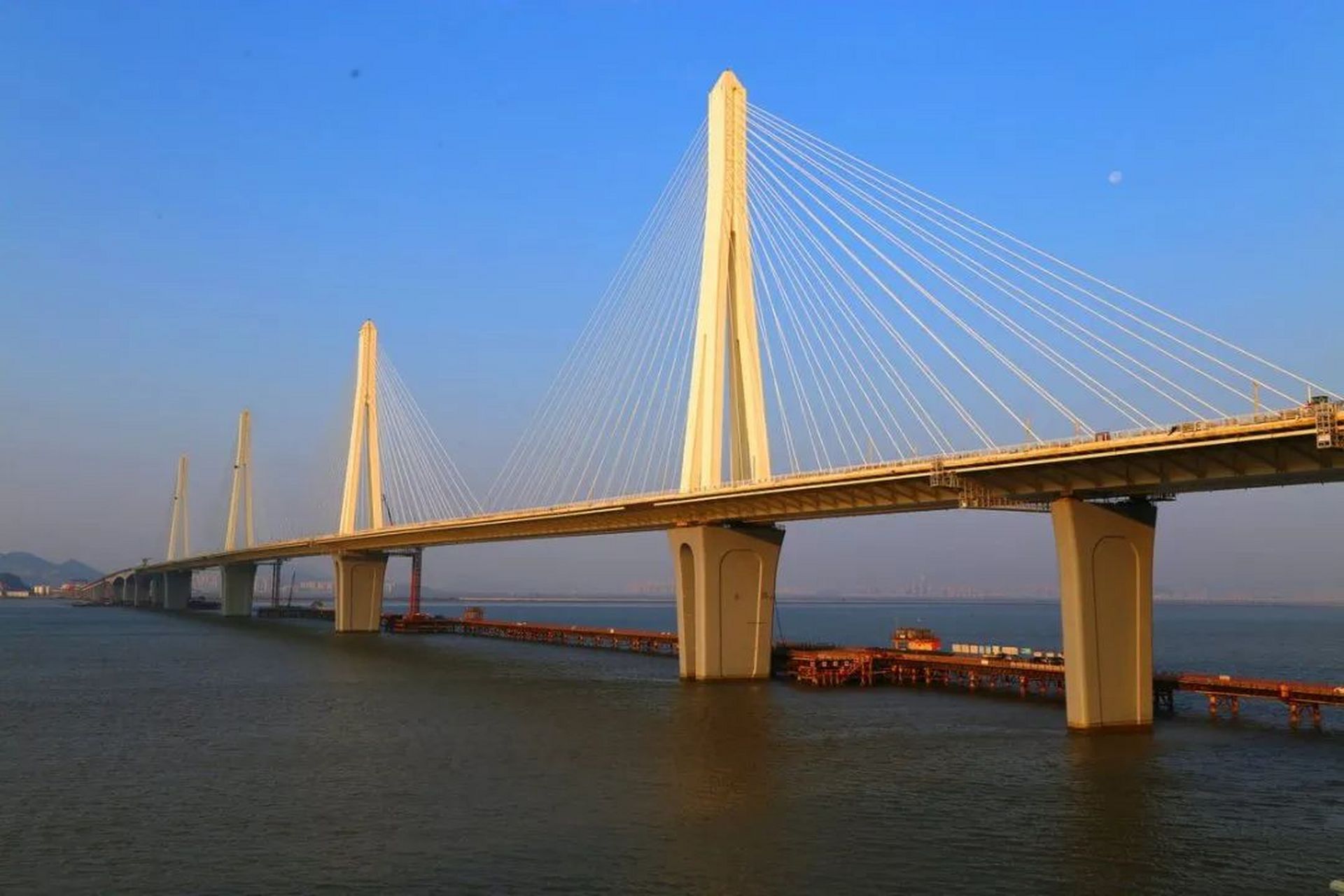 中国第一座公铁同层合建跨海大桥——珠海金海跨海大桥 金海特大桥是