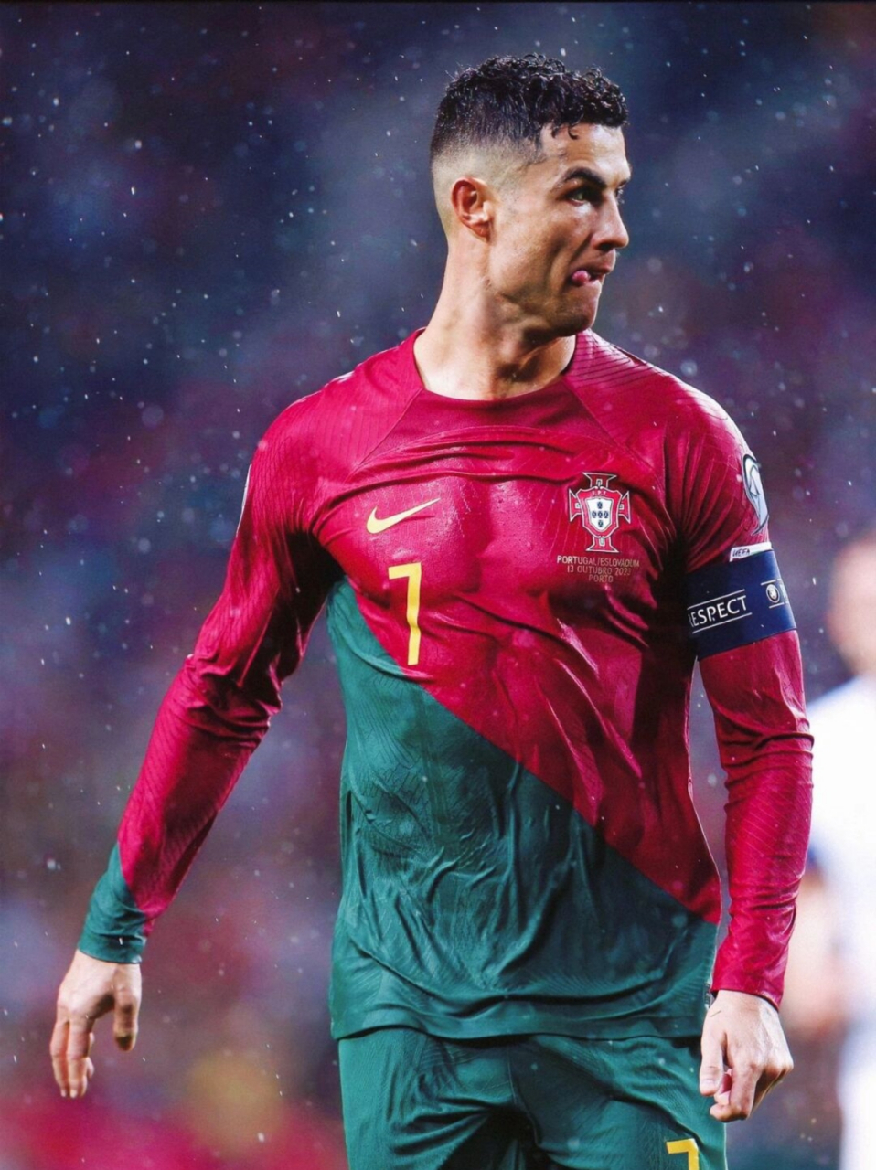 c罗 雨夜再次成为战神  在c罗重返曼联的那些日子,英国知名诗人彼得