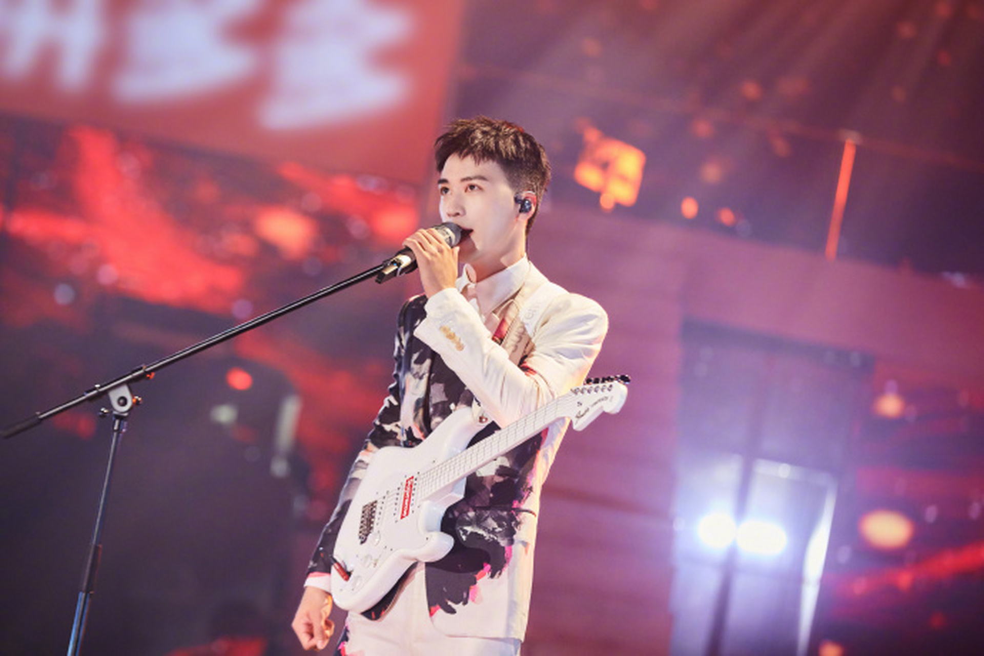 许魏洲今晚舞台造型图集,一头清爽短发,穿着alexander mcqueen泼墨