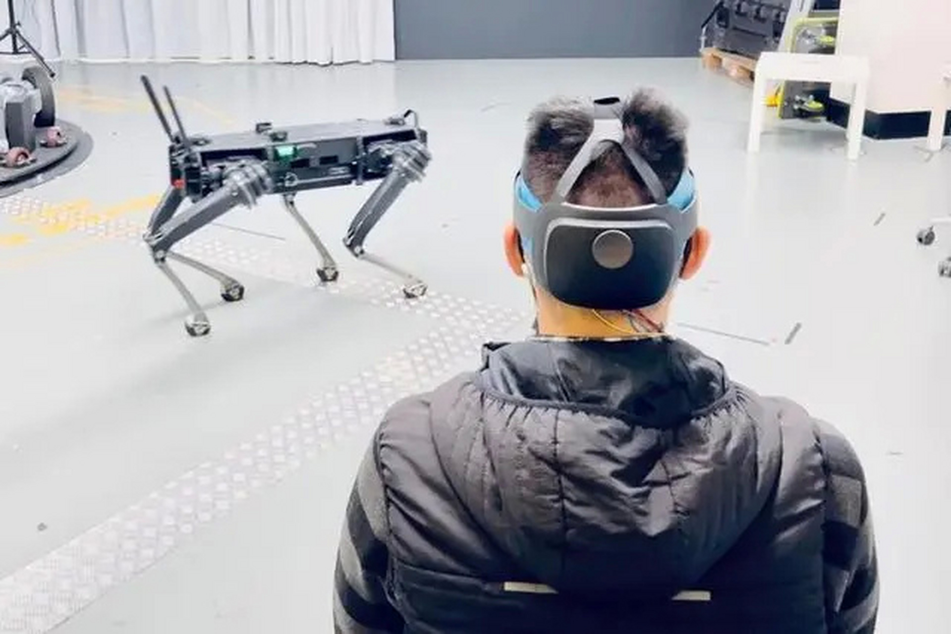 【通过非侵入式脑机接口与增强现实技术结合,科学家实现精神控制机器