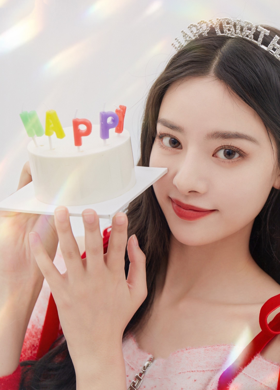 张艺上光脚丫庆生照片太可爱了#张艺上