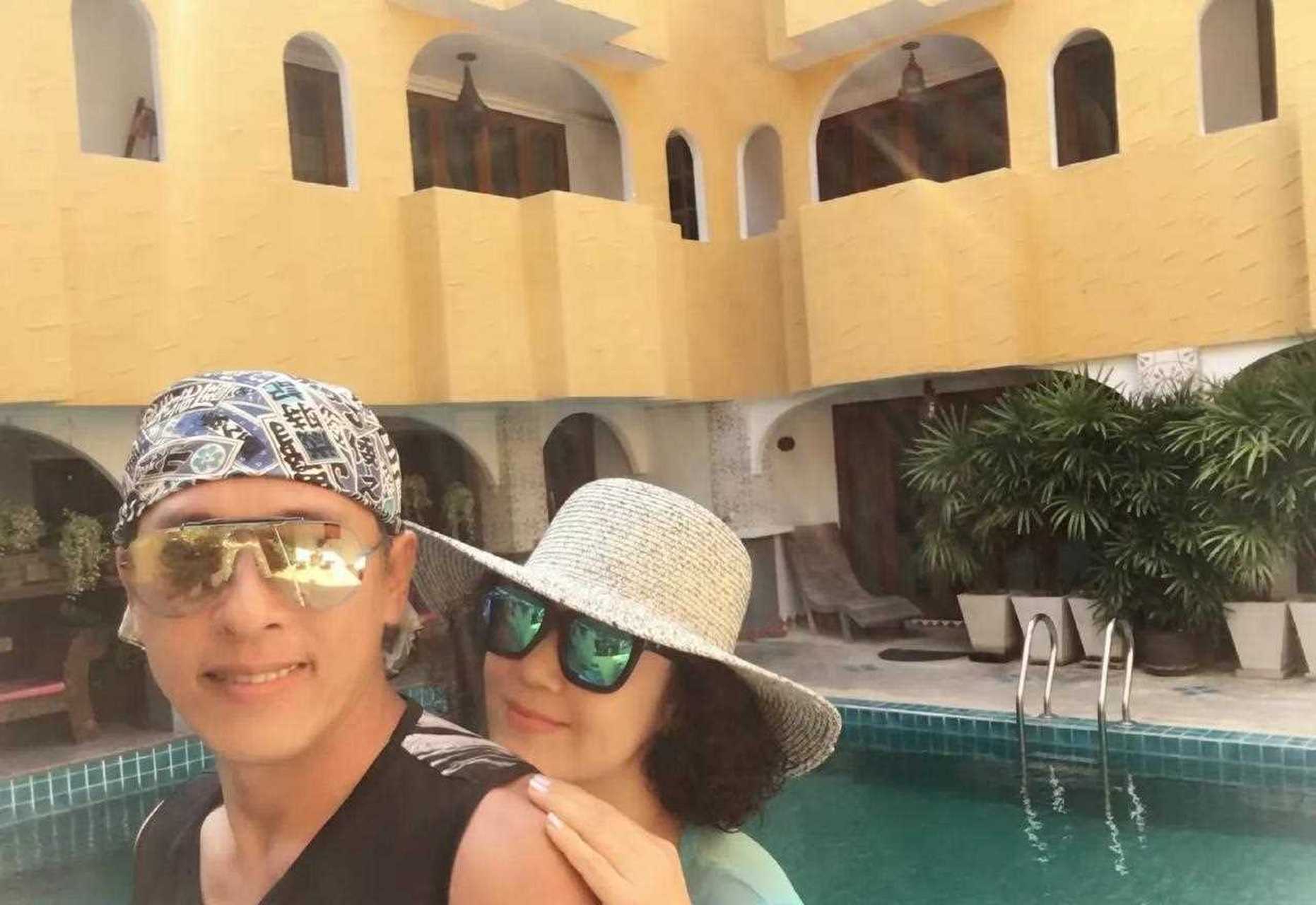 吕颂贤与大4岁爱妻甜蜜出游,他年过半百还有型男身材,妻子抹胸裙搭