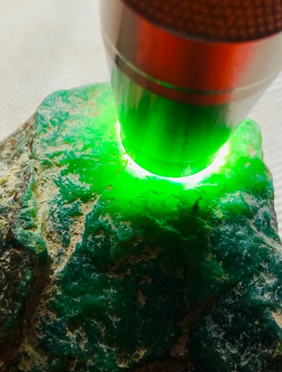 点击头像看直播##翡翠原石# 550克会卡色料,断口处可见满肉满色,肉质