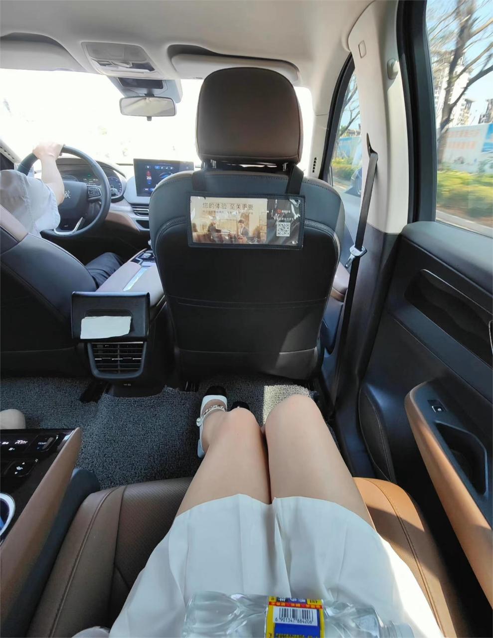 看图猜车,后排空间真的大,无论怎么伸腿翘腿都不受限制!太方便了