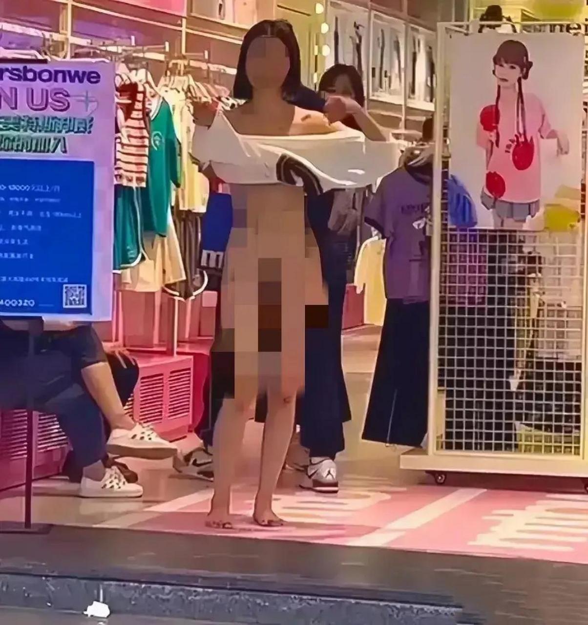 近日,长沙五一广场,一名女子赤身裸体出现在人群中,女子似乎受到什么