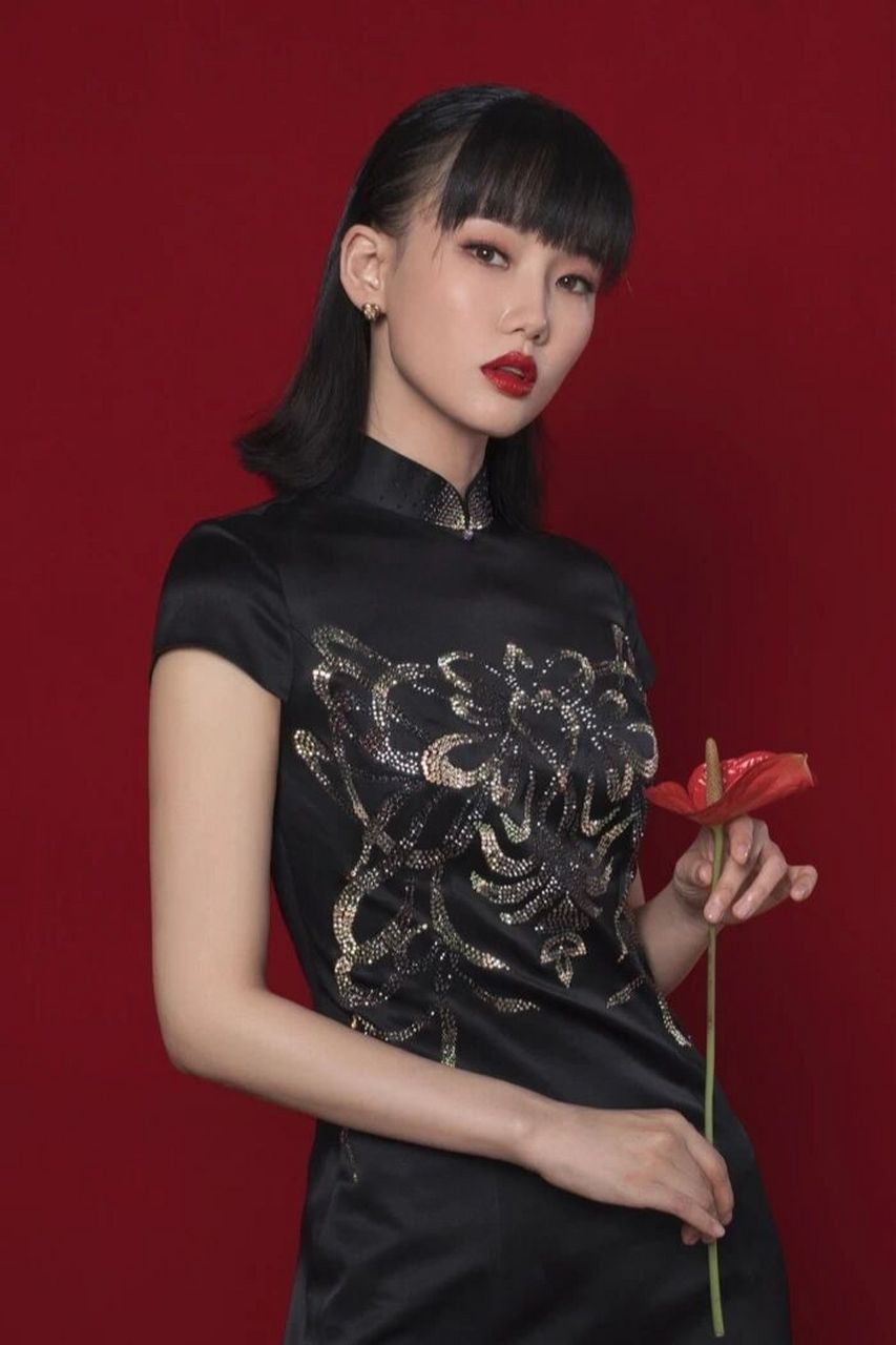 这首歌,相信很多人就会有很有印象了,2007年黄龄凭借着个人专辑《痒》