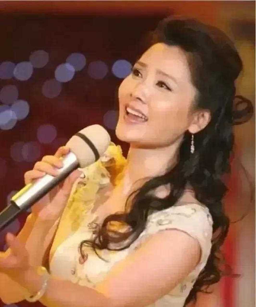 何赛飞这些年特别低调,家庭幸福,无绯闻,演技好. 是位十足的大美女.