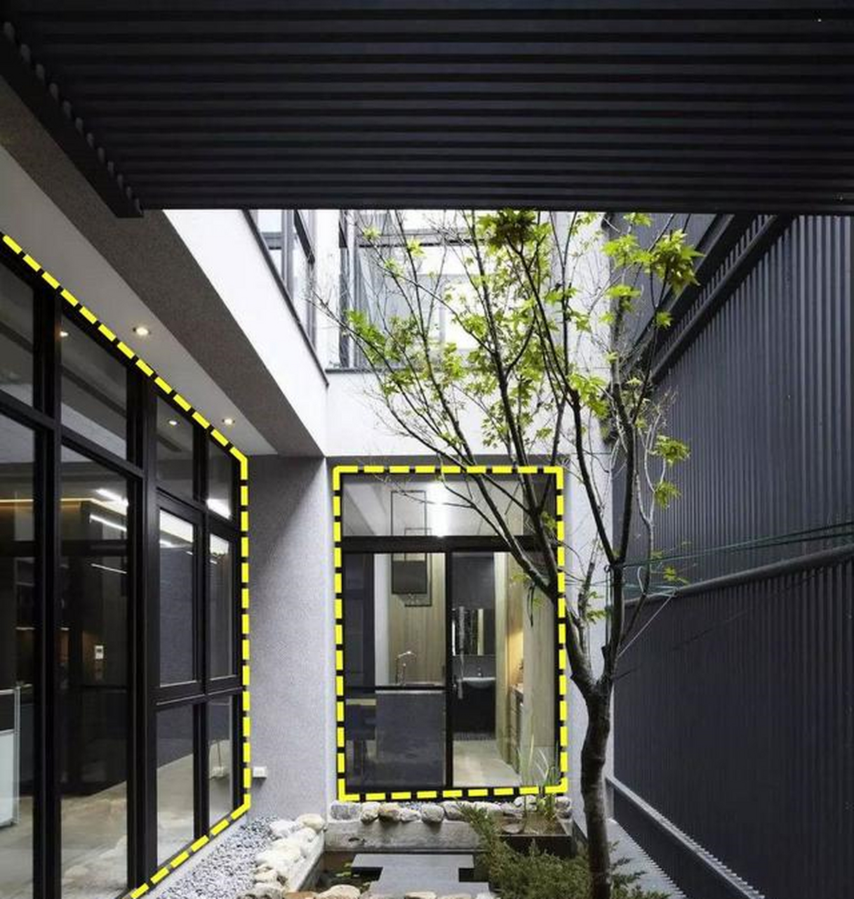 天井最好是设计在楼梯或者是靠近客厅的位置,可以得到充足的光线又不