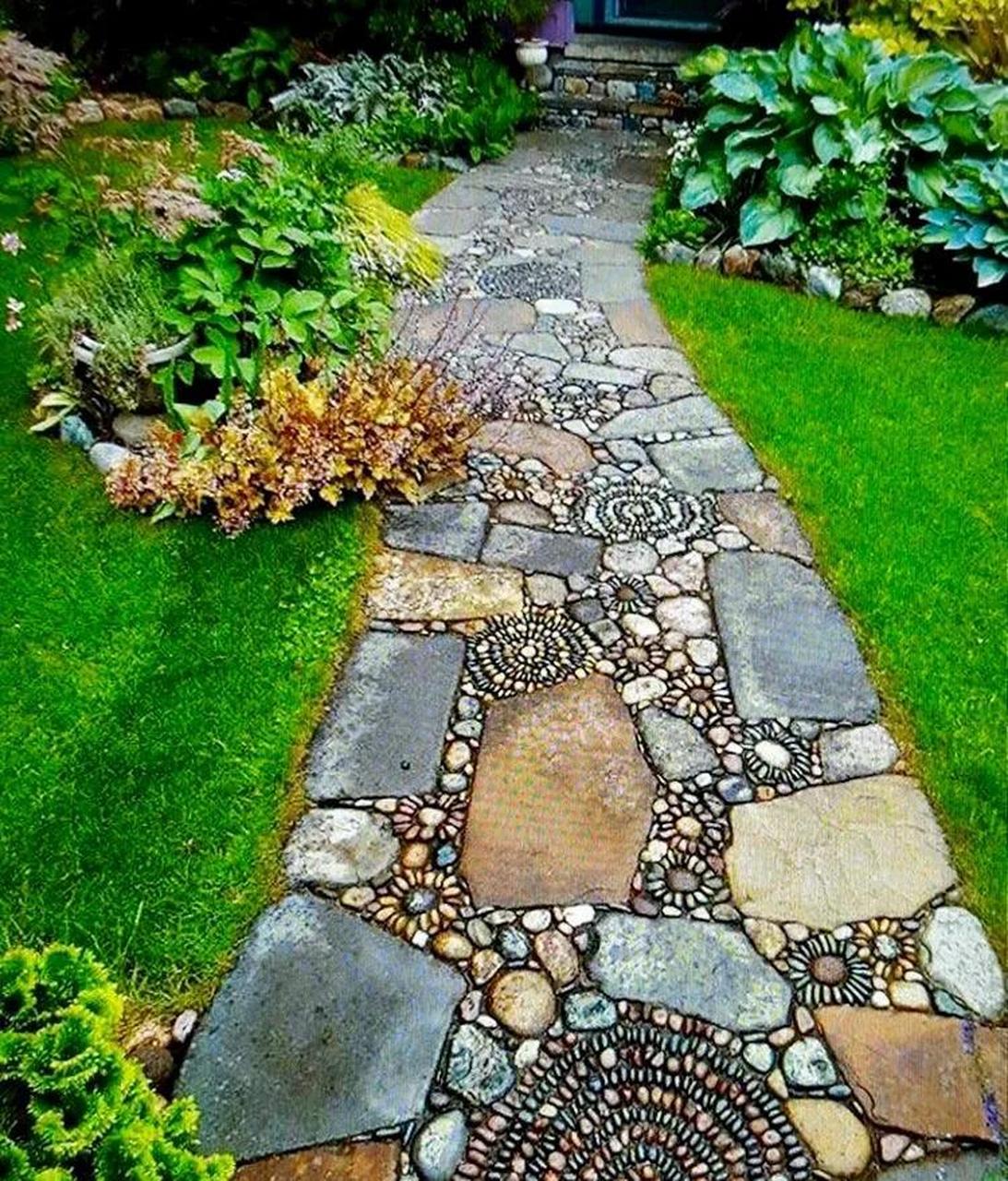 如果喜欢氛围感的庭院,就筑一条自然石妙趣小径  自然石小径需要采用