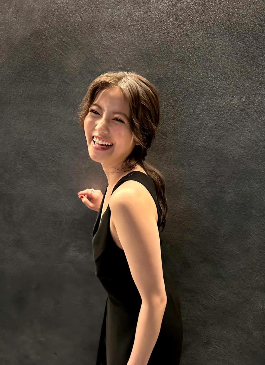 今田美樱新红毯活动现场照,剪刀手笑容灿烂,露出洁白牙齿.