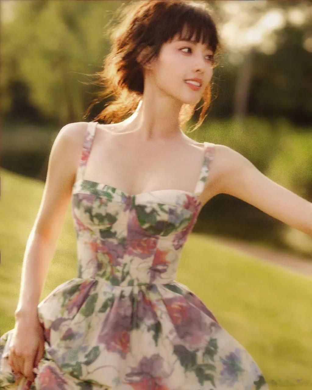 张嘉倪# 一袭印花吊带裙勾勒好身材,清纯又性感!