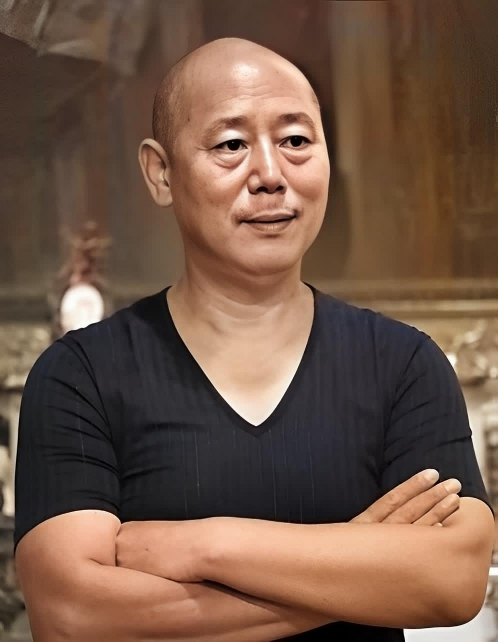 1993年,李成儒开着豪华轿车回家,遇到了他的妻子和6岁的儿子,但他做出