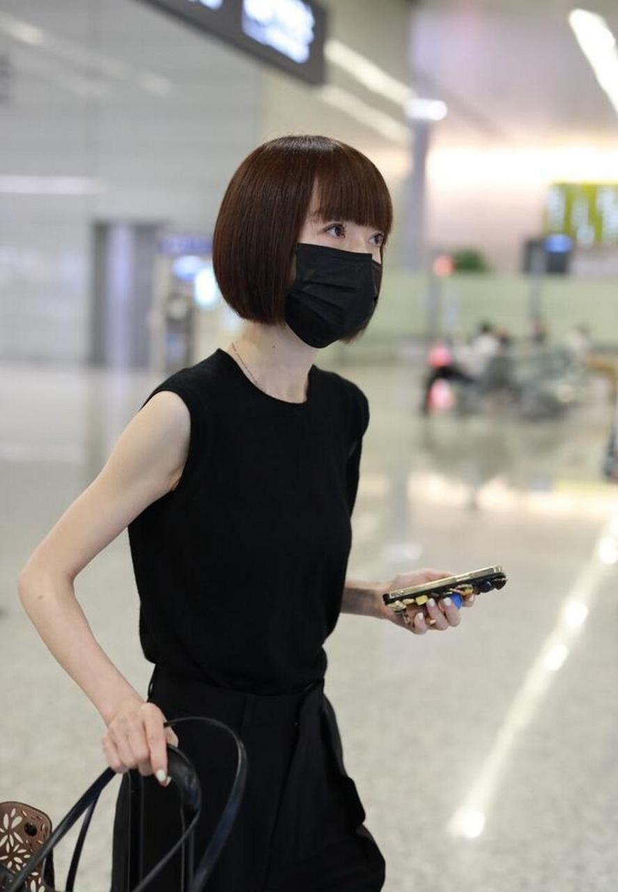 陈鲁豫街拍:穿黑色无袖上衣宽松黑裤,一头短发清新秀美