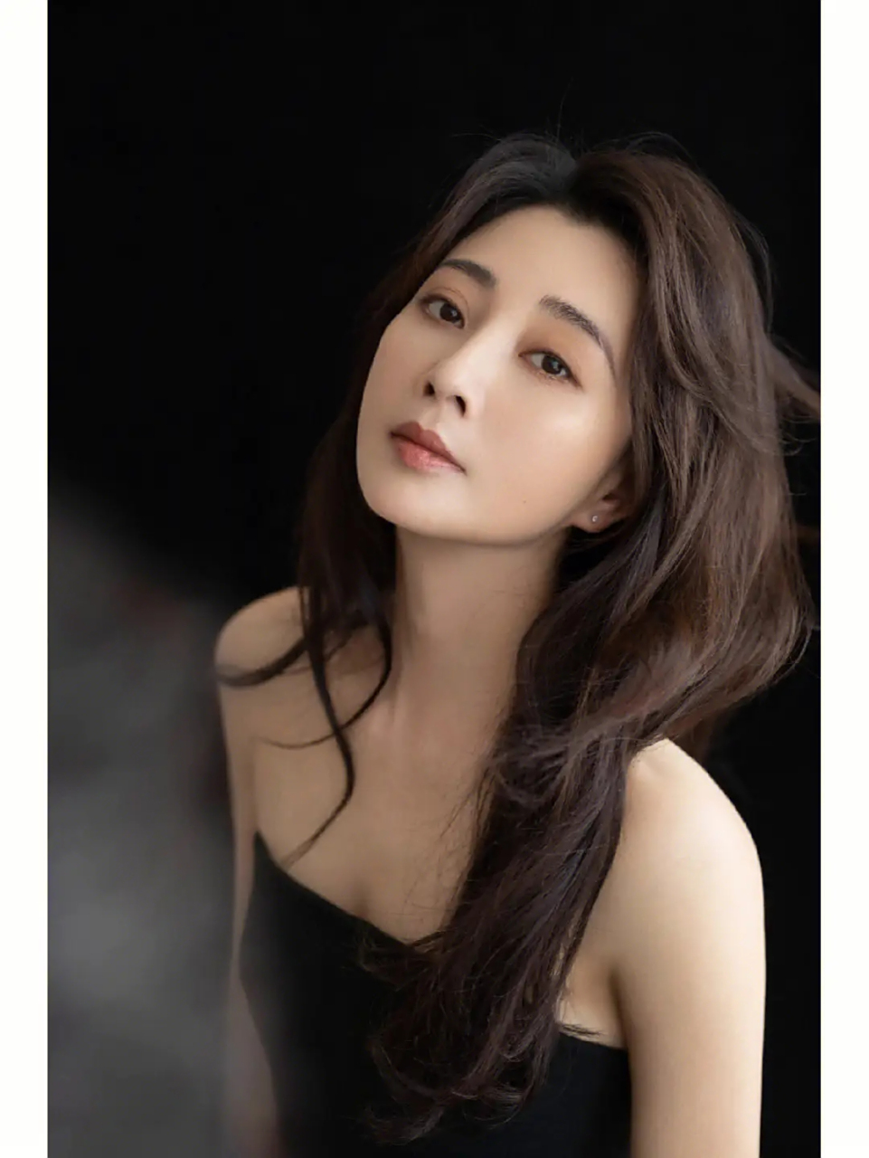 据悉,殷桃的新男友是一位年轻的企业家,两人已经交往了一段时间.