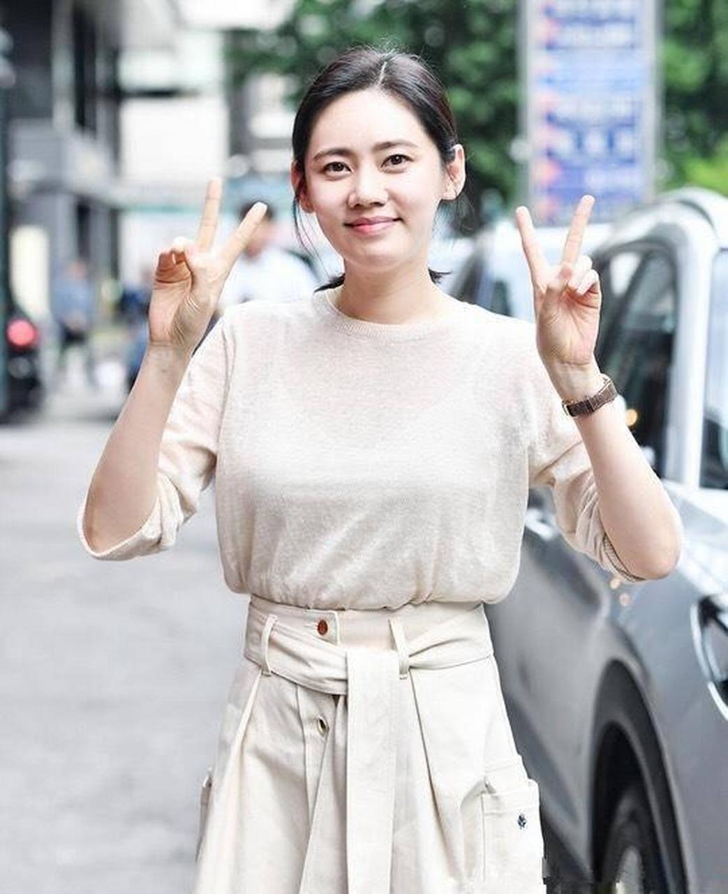 "韩国媳妇"秋瓷炫走机场,穿粉嫩长裙减龄少女,身材好气质出众