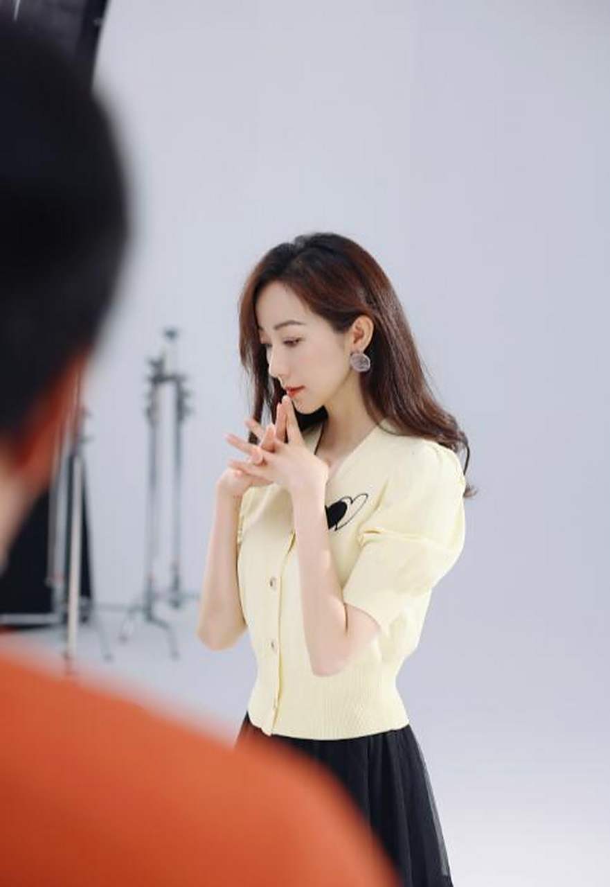 韩雪,紧身职业装,尽显女强人本色.