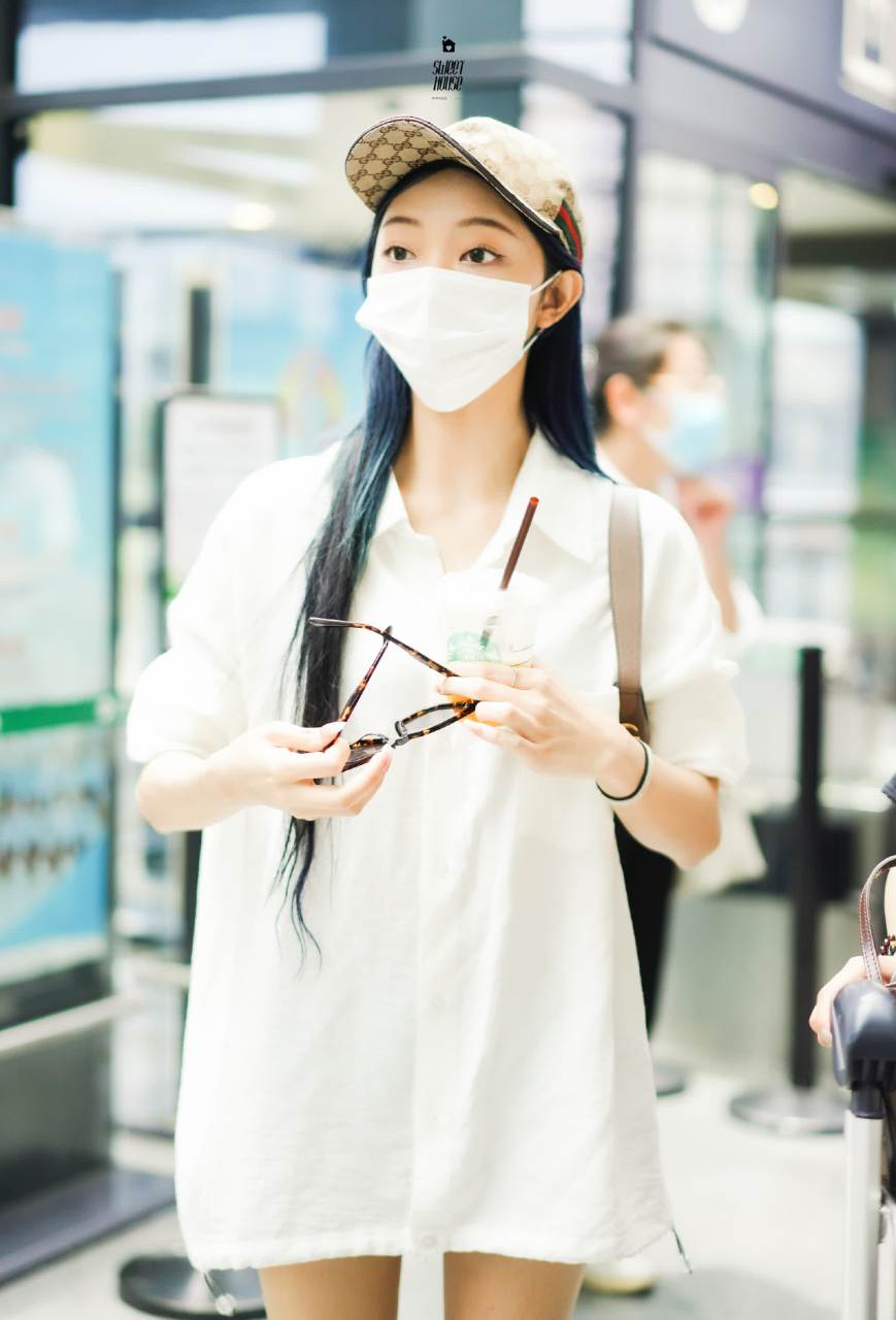 李紫婷在机场分享自己的私服,身穿简约白衬衫搭配老花手袋,简约中又繁