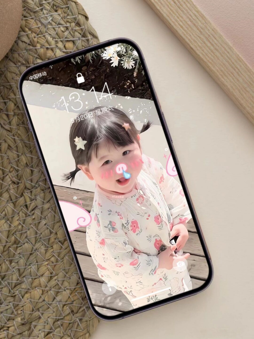 壁纸|摇摇一摇快过来02姨姨香一个  打开手机看到可爱的人类幼崽