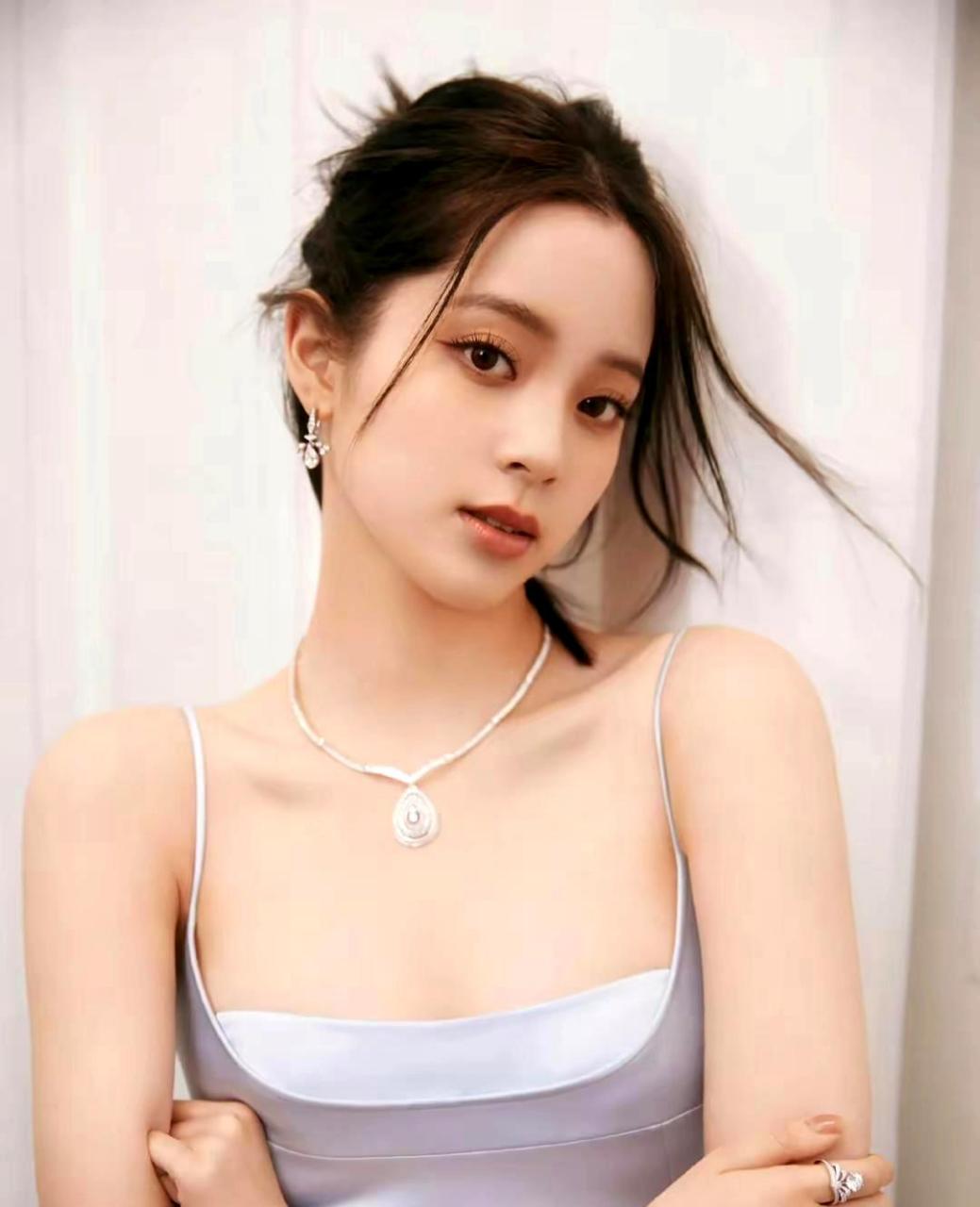 欧阳娜娜:从稚嫩少女到今日绝色佳人,焕发新意的华丽蜕变.