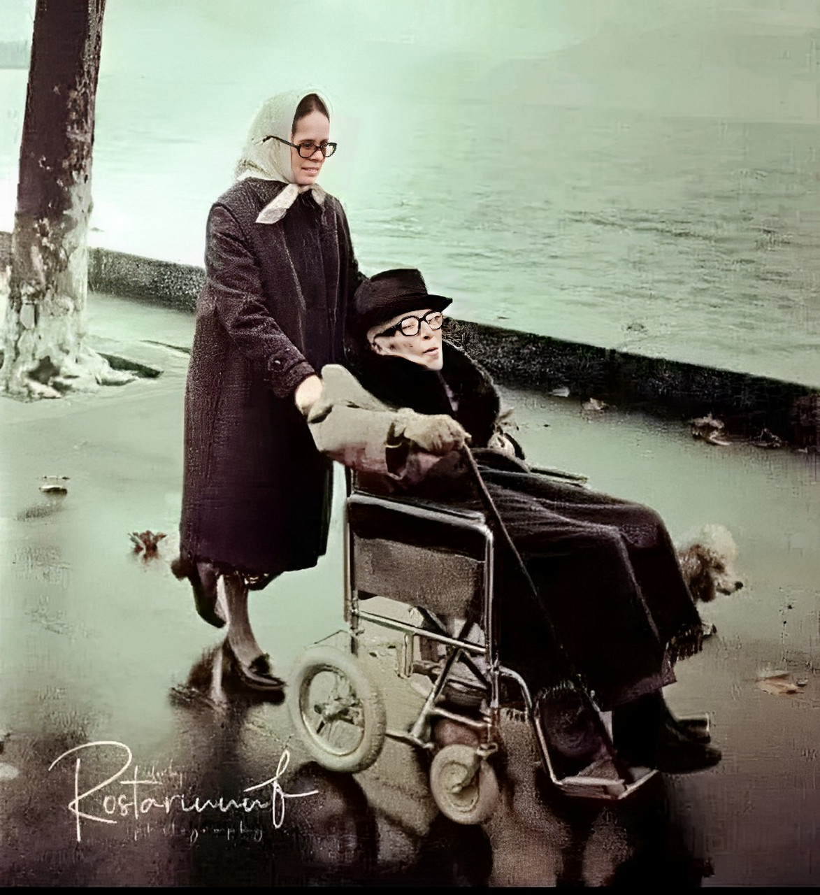 这是"喜剧大师"卓别林晚年的留影.