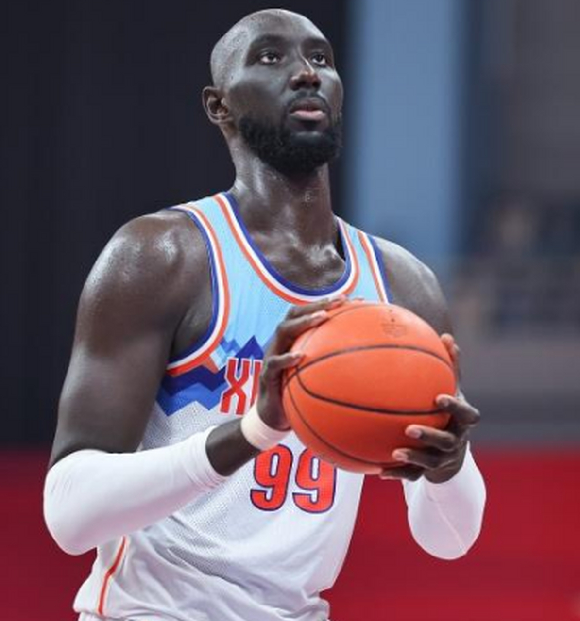 法尔今年加盟雄鹿队夏季联赛,希望能再次获得nba机会.