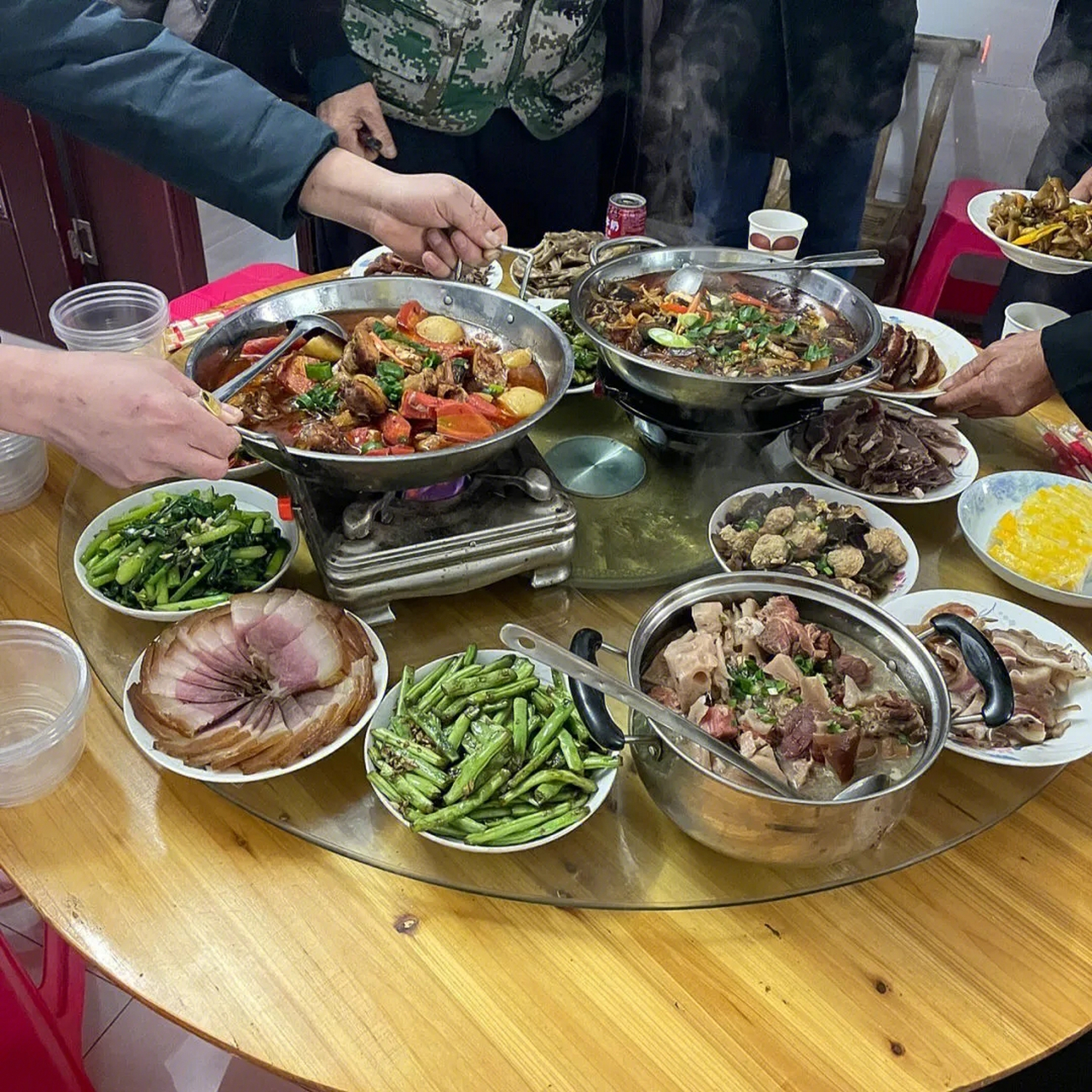 图一,广东普通家庭吃饭 图二,重庆普通家庭吃饭 图三,浙江普通家庭