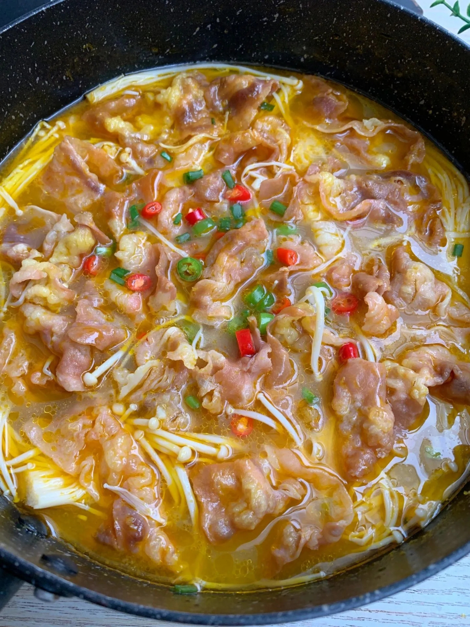 酸汤金针菇肥牛酸辣开胃真好吃  闻着就流口水了,超下饭的.