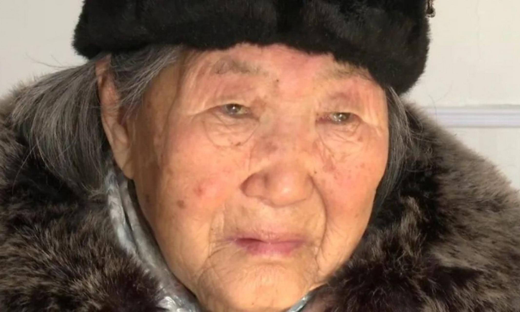 1947年,张淑卿恋恋不舍地送新婚丈夫上战场,却不曾想,从20岁等到94岁