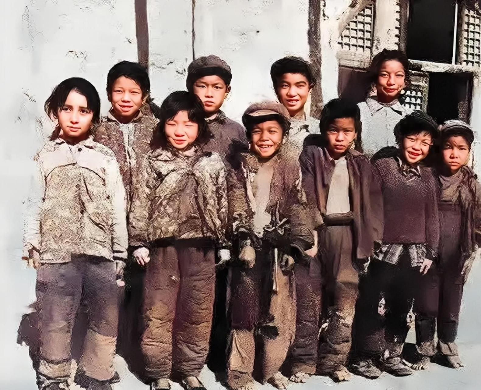 在物资匮乏的年代,这些孩子天真烂漫的笑容依然让人无法抗拒.