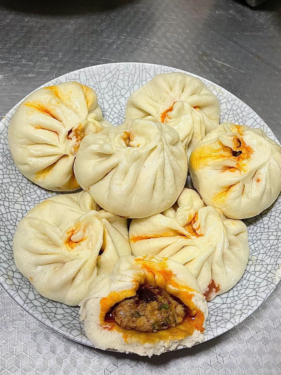 直接一口气炫掉三个  第一次做这个味道的包子,也是第一次吃!