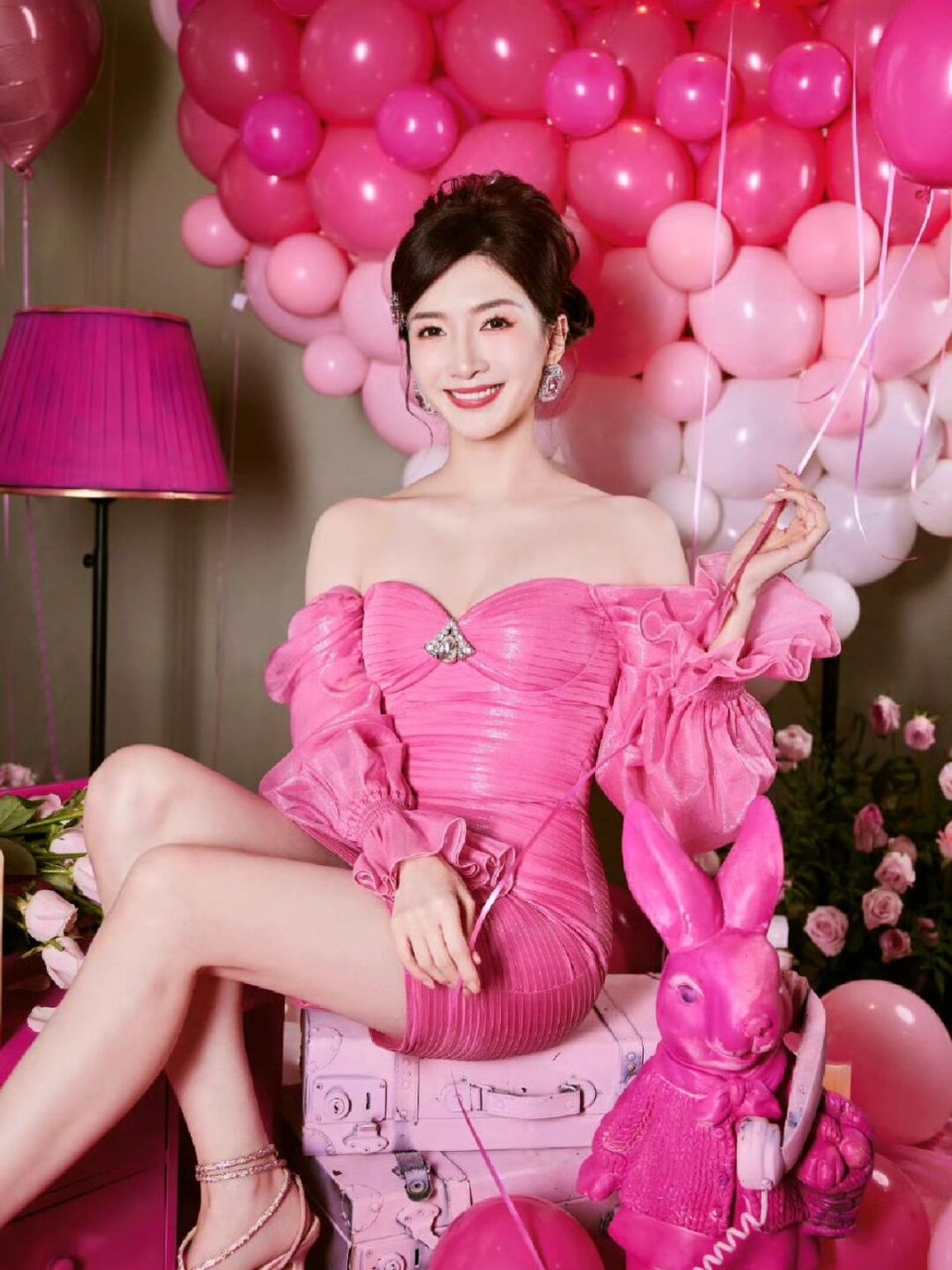 江疏影穿搭 生日写真粉色摩登女郎 好美